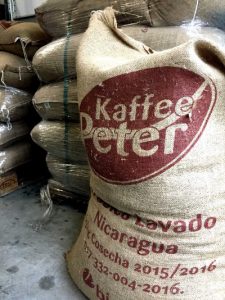 Rohkaffee in Jutesack für Kaffee-Peter